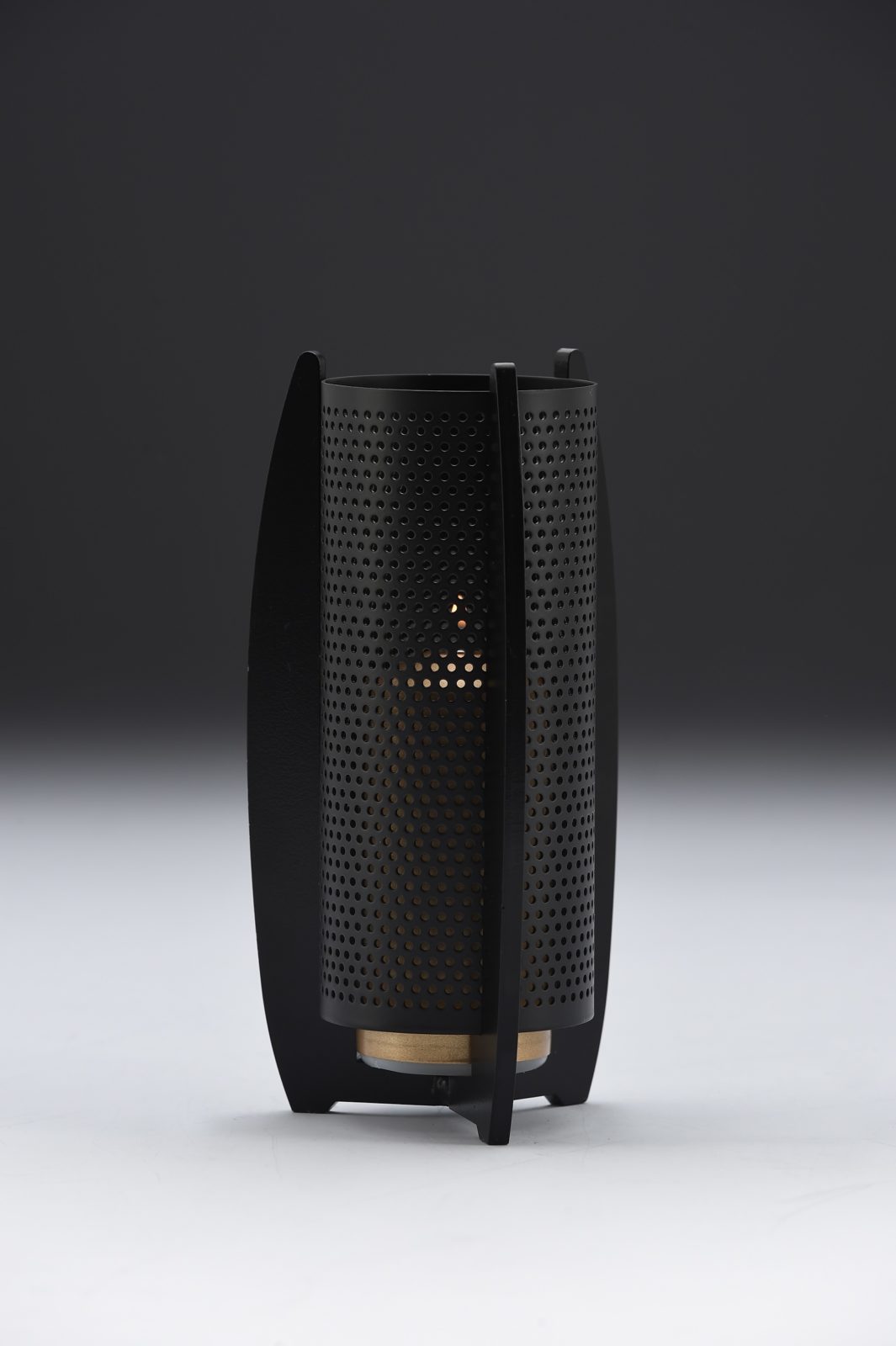 Elegia musta, kulta, musta teräs