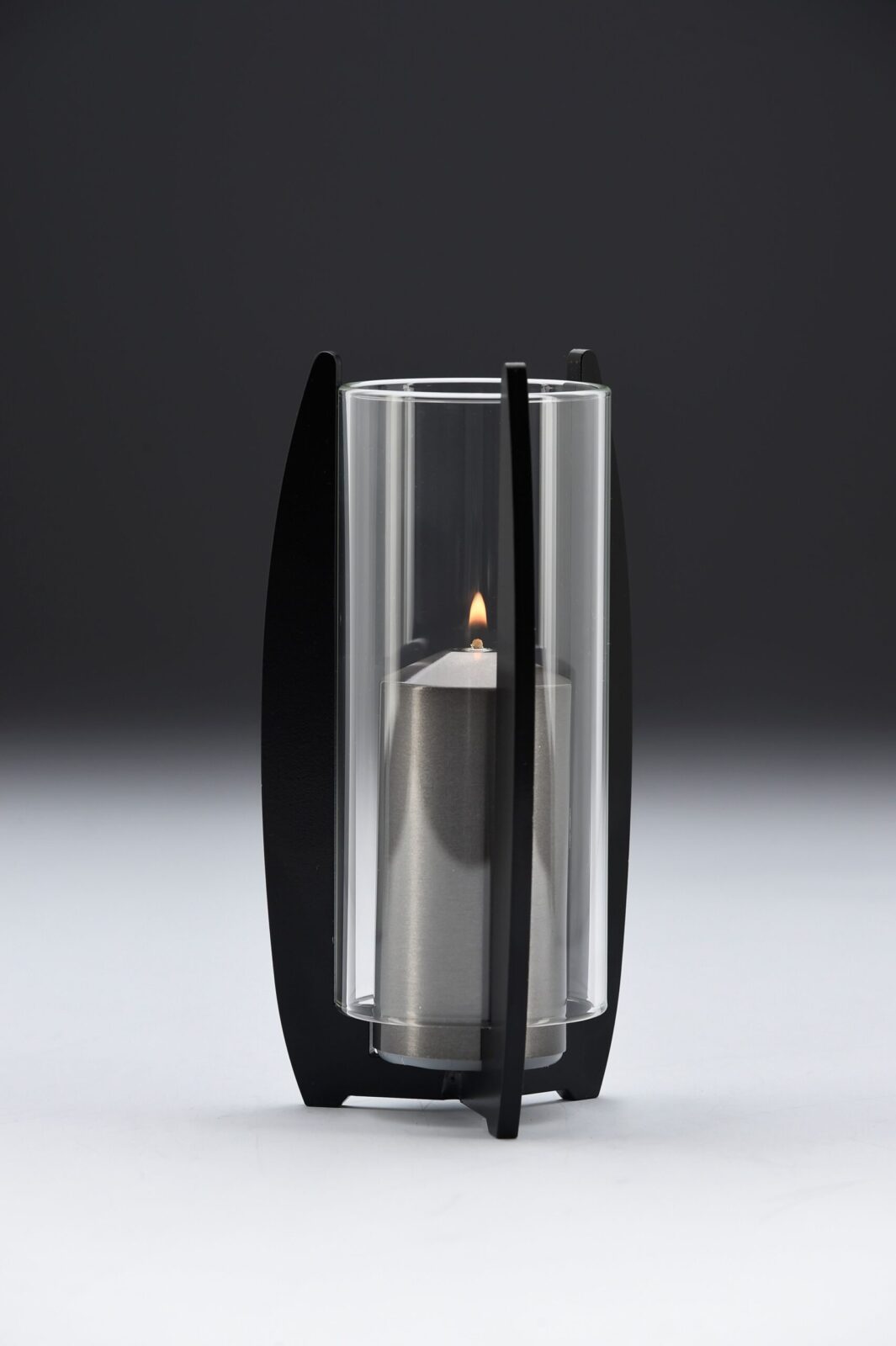 Elegia musta, grafiitti, kirkas lasi